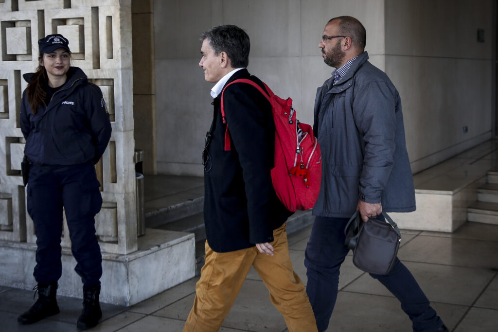 Οι κόντρες των δανειστών φέρνουν πιο κοντά νέες περικοπές σε αφορολόγητο και συντάξεις - Media