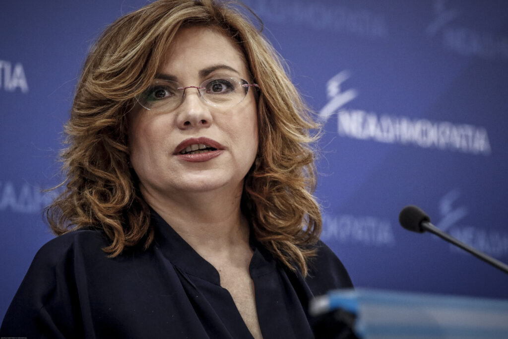 Πόλεμος Μαξίμου-Σπυράκη για τη διαπλοκή - Media