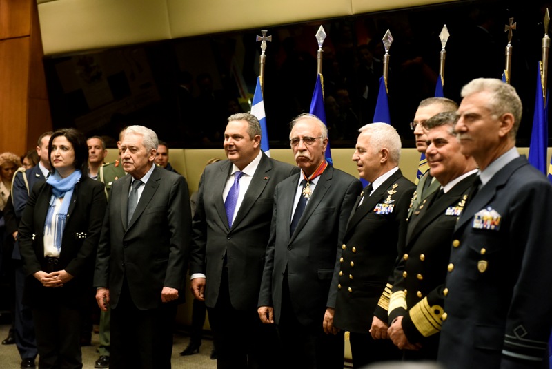 To απίστευτο αποχαιρετιστήριο δώρο του Καμμένου στον Βίτσα (Photos) - Media