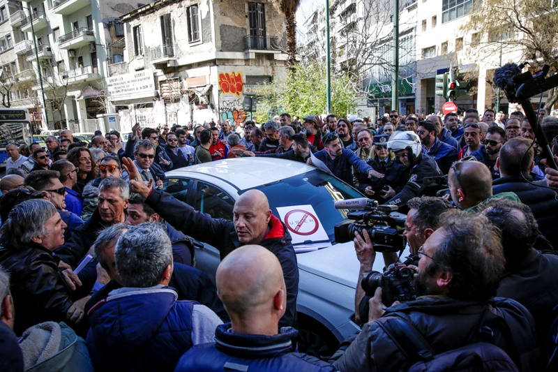 Ένταση στην συγκέντρωση ταξιτζήδων στην Αθήνα – Επιτέθηκαν σε αυτοκίνητα της Uber (Video) - Media