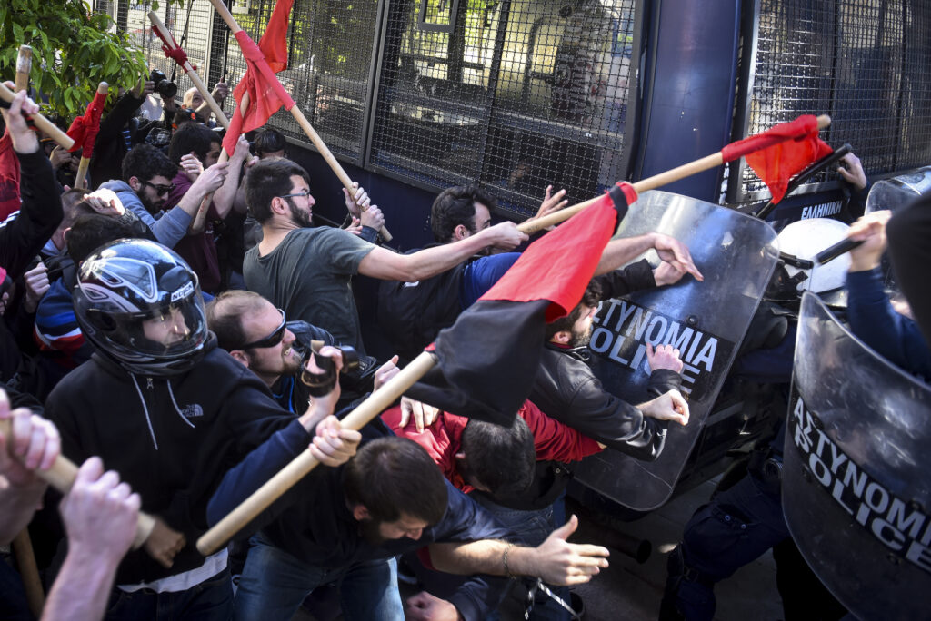 Πανεκπαιδευτικό συλλαλητήριο στο κέντρο της Αθήνας - Ένταση και χημικά κοντά στο Μαξίμου (Photos) - Media