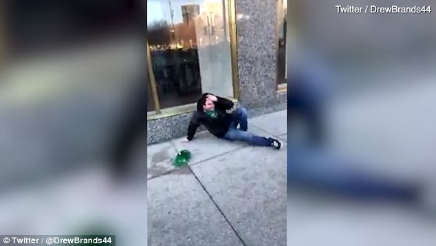 Viral: Δεν άντεξε την κοπέλα του και χτύπησε με δύναμη το κεφάλι του σε τζαμαρία (Video) - Media