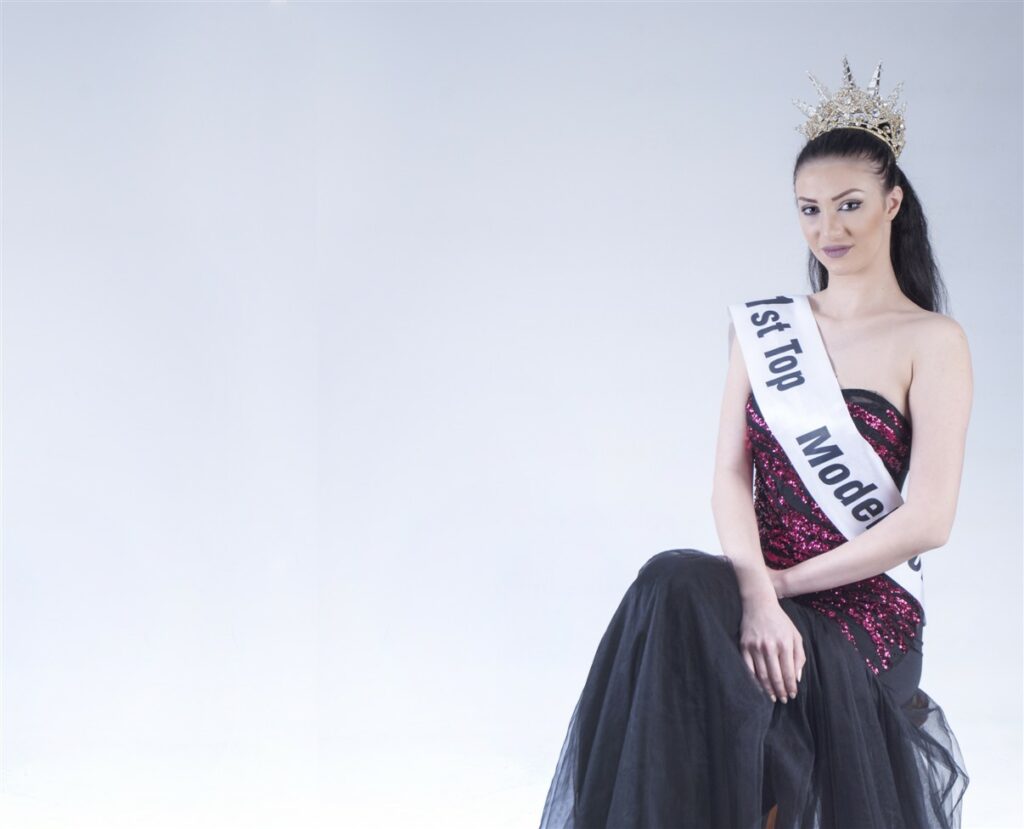 Τουρκάλα μοντέλο απειλεί με «οθωμανικά χαστούκια» την Ελλάδα - Media