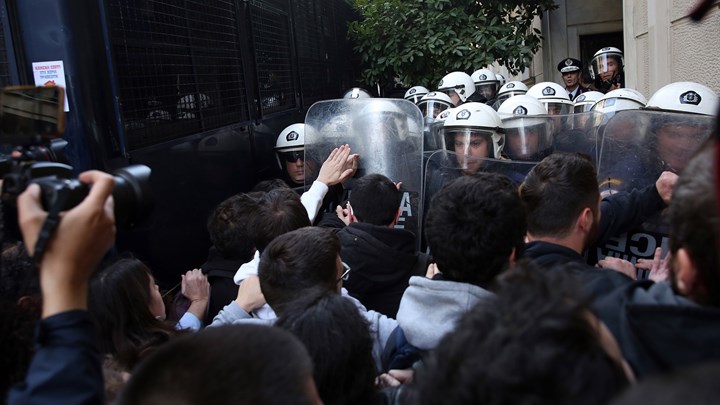 Επεισόδια έξω από συμβολαιογραφικό γραφείο στο Κολωνάκι (Photos) - Media