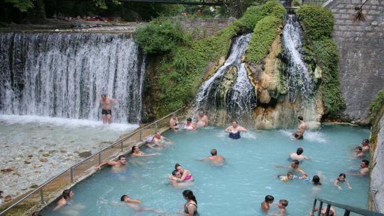 Άντρο ακολασίας τα ιαματικά στις Θερμοπύλες όταν πέσει η νύχτα - Media
