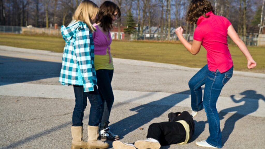 Σοβαρό επεισόδιο σε σχολείο: Τρεις 16χονες ξυλοκόπησαν συμμαθήτρια τους και την έστειλαν στο νοσοκομείο - Media