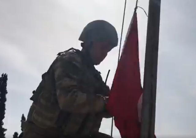 Δείτε τη στιγμή που υψώνεται η Τουρκική σημαία στο Αφρίν (Video) - Media