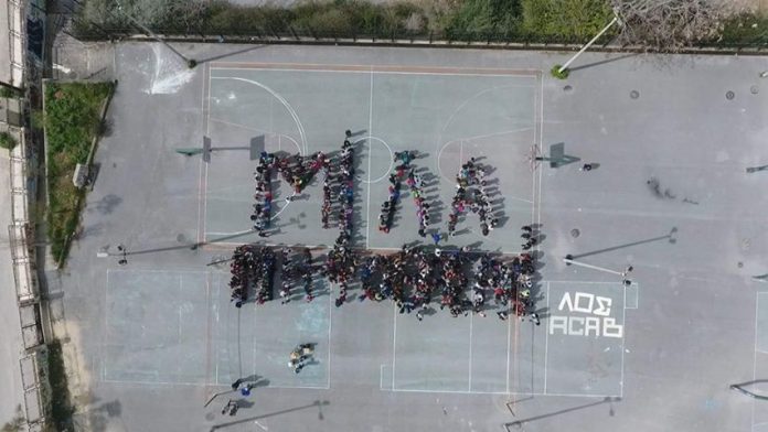 Χανιώτες μαθητές σχημάτισαν με τα σώματά τους μήνυμα-γροθιά κατά του bullying  - Media