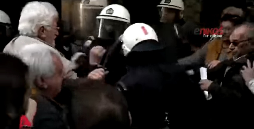 Επεισόδια και χημικά για τους πλειστηριασμούς στην Αθήνα: Τρεις τραυματίες (Video) - Media