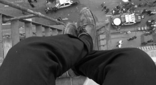 Τραγωδία στην Καλλιθέα: Βουτιά θανάτου από ταράτσα πολυκατοικίας για 19χρονο (Video | Photos) - Media