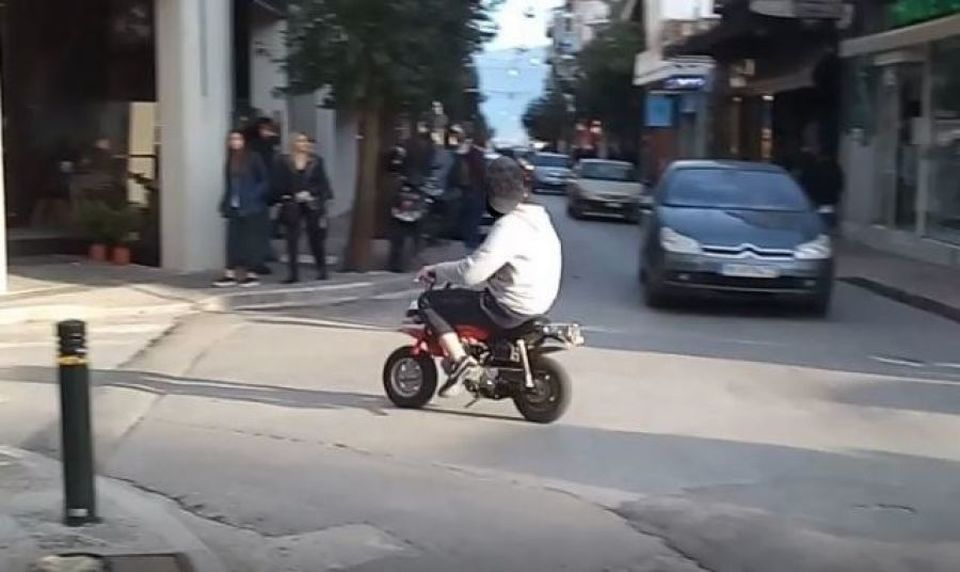 Τι λέει ο δικηγόρος του 19χρονου που αναστάτωσε τη Λαμία - Γιατί δεν σταμάτησε στον έλεγχο ο πελάτης του (Video) - Media