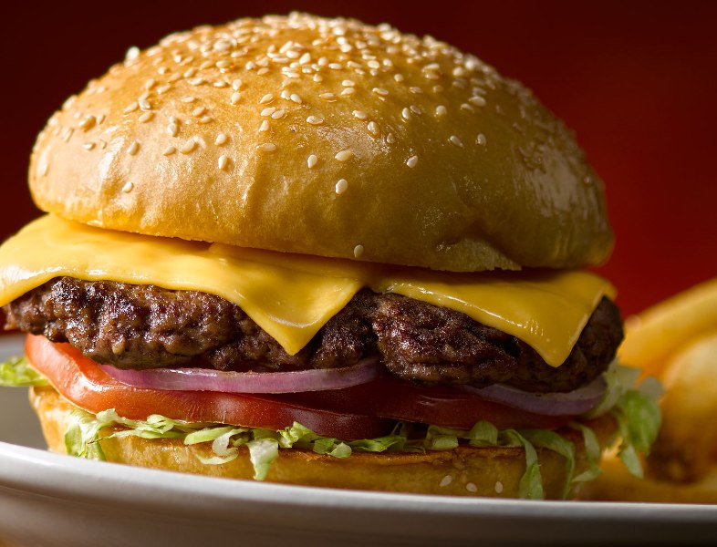 Ανατριχιαστικό βίντεο δείχνει πώς μουχλιάζει ένα burger μέρα με τη μέρα - Media