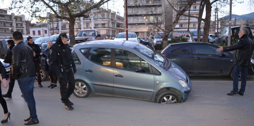 Μόνο στην Ελλάδα: Αυτοκίνητο σφηνώθηκε σε τρύπα (Video/Photo) - Media