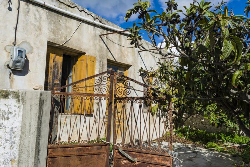 Δύο πτώματα μεταναστών σε προχωρημένη σήψη βρέθηκαν σε εγκαταλελειμμένο χωριό - Media