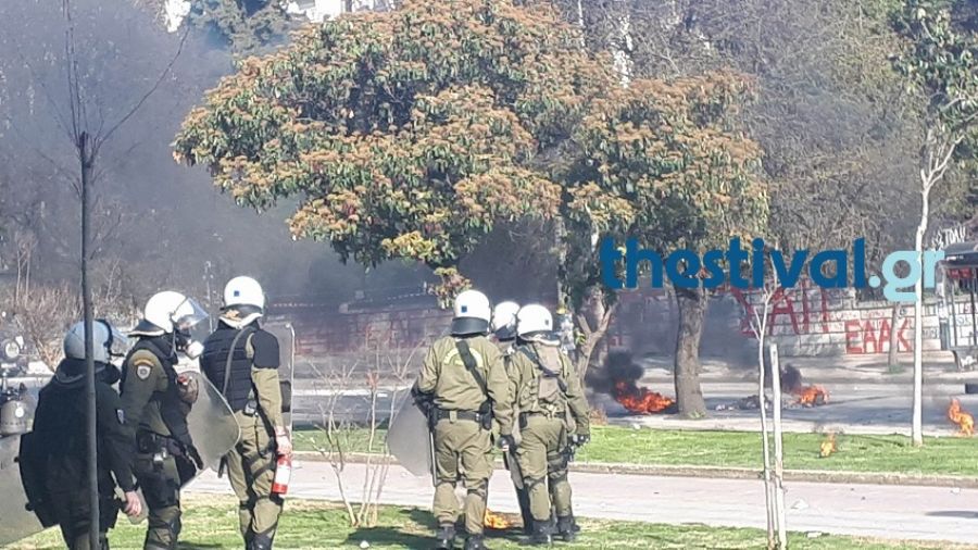 Θεσσαλονίκη: Με μικροεπεισόδια ανάμεσα σε ΜΑΤ - αντιεξουσιαστές ολοκληρώθηκε η πορεία  - Media