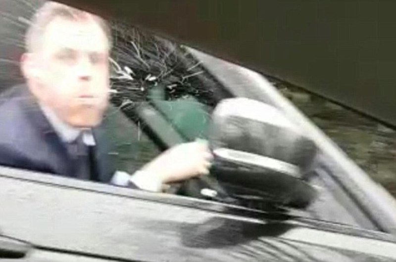 Οξύθυμος γνωστός παρουσιαστής, και πρώην ποδοσφαιριστής φτύνει εν κινήσει από το αυτοκίνητο του 14χρονο κοριτσάκι (Video)  - Media