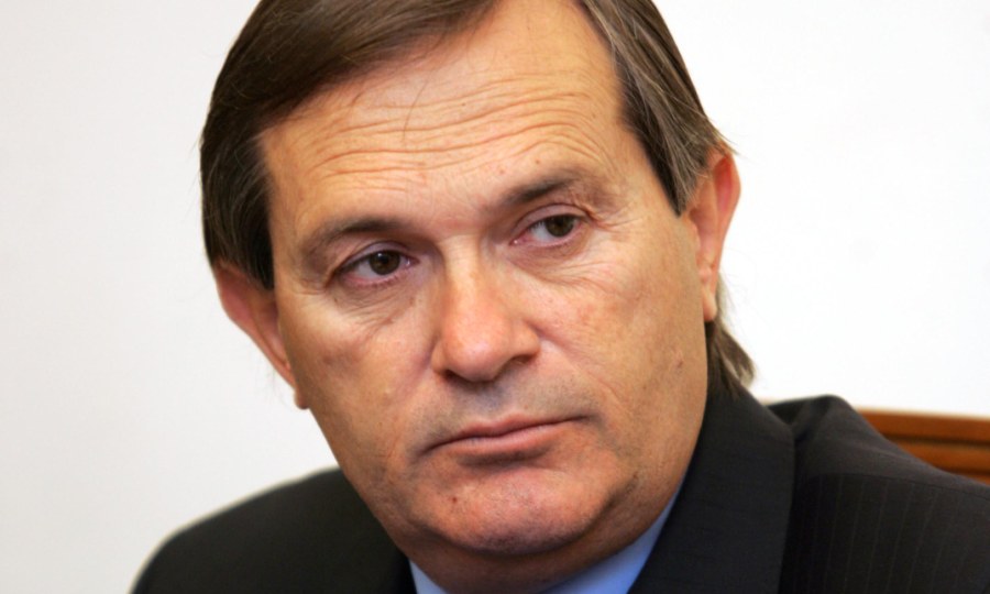 Συνεχίζεται η βία στο ποδόσφαιρο - Επίθεση κουκουλοφόρων στον πρώην αρχιδιαιτητή Γκρούτση - Media