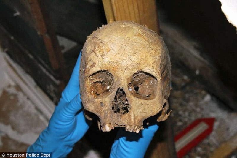 Εξαφανίσθηκε το 2015 και 3 χρόνια μετά βρήκαν τον σκελετό της σφηνωμένο στους τοίχους του σπιτιού της (Photos)  - Media