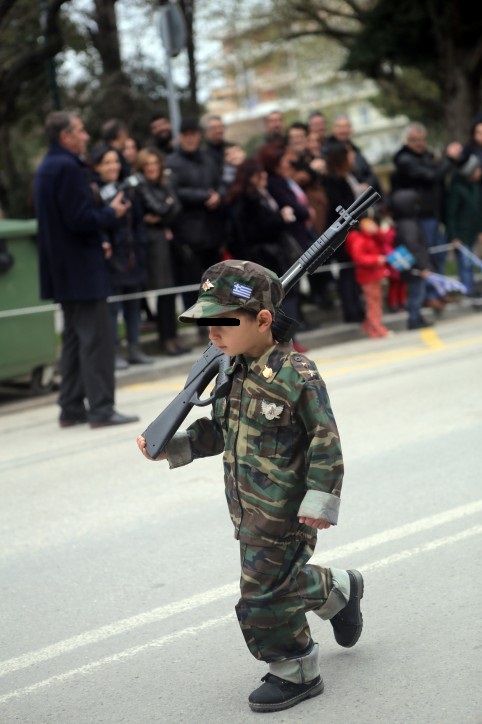 Αλεξανδρούπολη: Έβαλαν παιδάκι να παρελάσει με στρατιωτική στολή και «όπλο» (Video) - Media