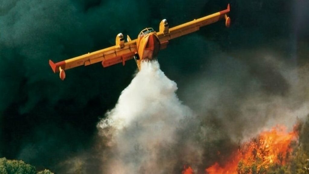 Μάχη με τη φωτιά και το δυνατό αέρα - Media