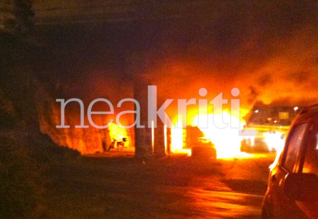 Αυτοκίνητο τυλίχθηκε στις φλόγες εν κινήσει στην Εθνική Οδό (Video/Photo) - Media