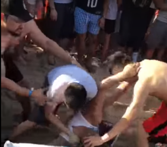 Απίστευτος καβγάς στο Τέξας – Μπουνιές και κλωτσιές στην παραλία!  (Video) - Media
