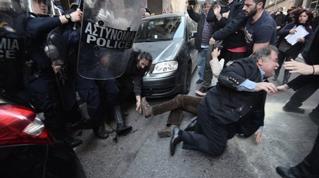 Ένταση έξω από δυο συμβολαιογραφικά γραφεία στην Αθήνα: Ένας τραυματίας (Video) - Media