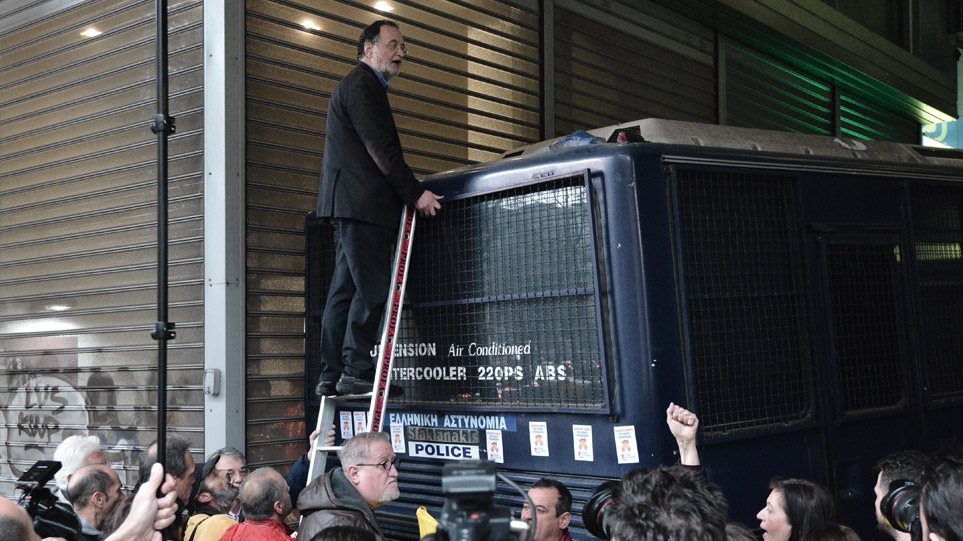 Πλειστηριασμοί: Ο Λαφαζάνης, η σκάλα και ο Νότης Σφακιανάκης (Videos) - Media