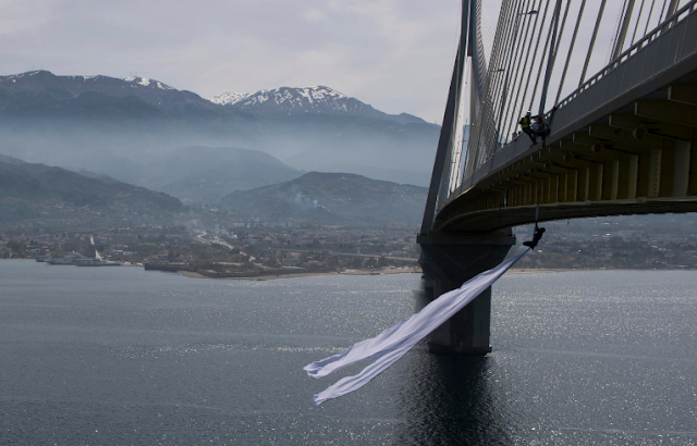 Κρεμασμένη από τη γέφυρα Ρίου – Αντιρρίου «χορεύει τον ίλιγγο» η Κατερίνα Σολδάτου  (Photos) - Media