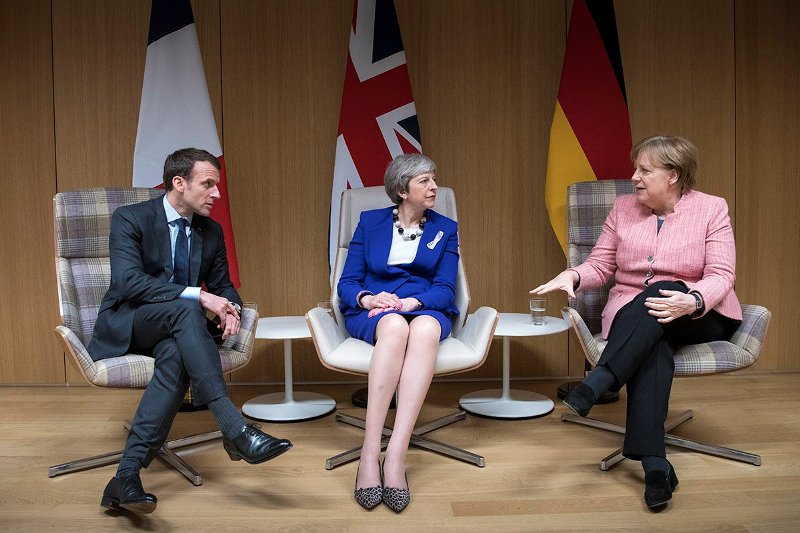 Σκοτάδι και... «Ηappy birthday» στη Σύνοδο Κορυφής - Media