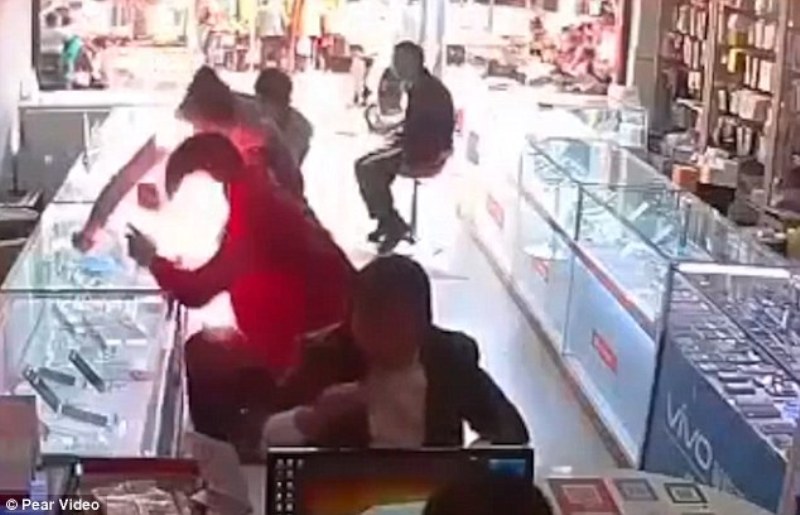 Η τρομερή στιγμή που ένα κινητό τηλέφωνο εκρήγνυται στο πρόσωπο ενός άνδρα (Video) - Media