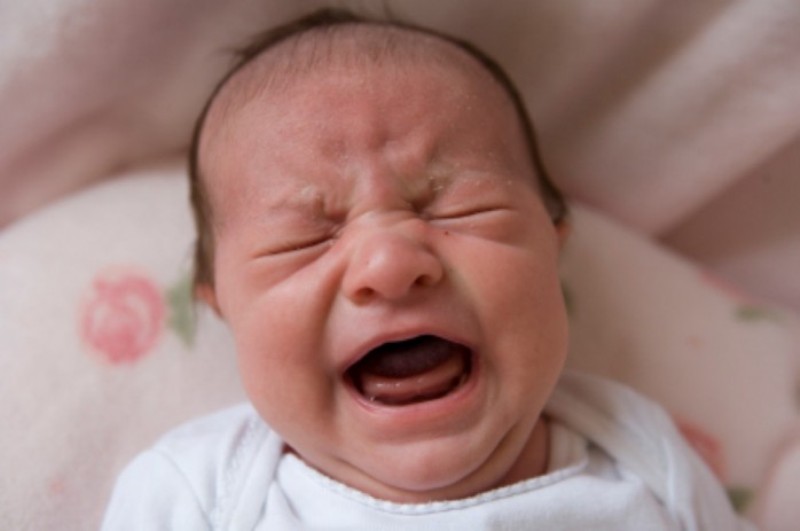 Ξενυχτισμένος μπαμπάς βρήκε τέλειο κόλπο να κάνει το μωρό να σταματήσει το κλάμα (Video) - Media