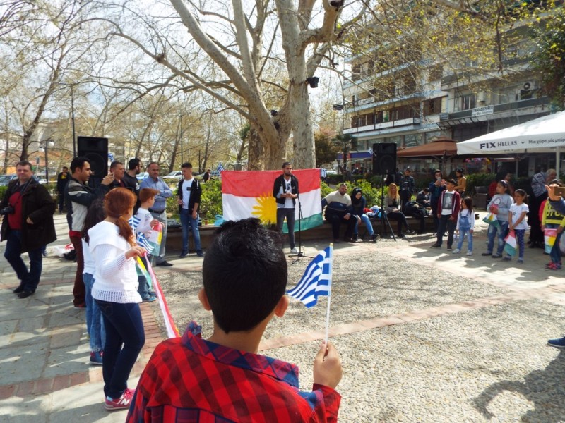 Κούρδοι πρόσφυγες γιόρτασαν το Νεβρόζ σε κεντρική πλατεία των Τρικάλων - Media