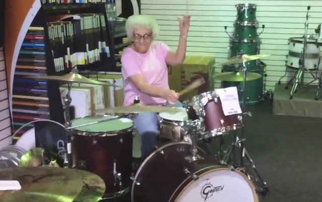 Ισπανία: Δείτε τη χεβιμεταλού γιαγιά που τα... σπάει (Video) - Media