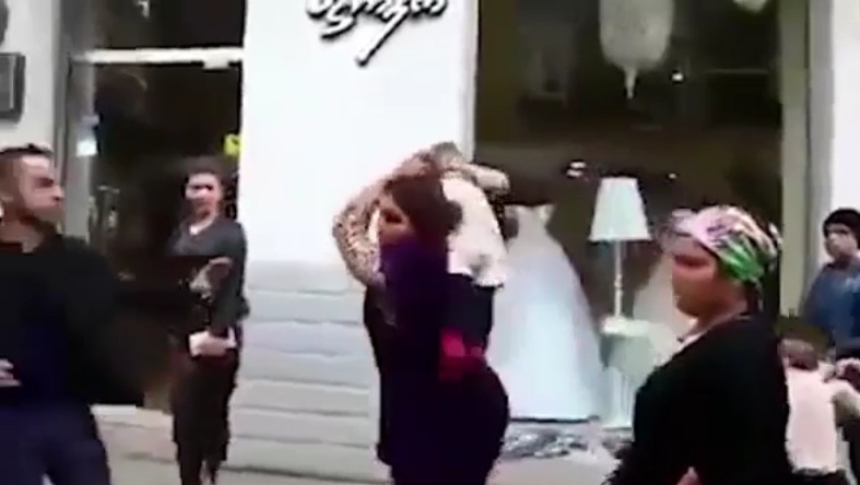 Φρίκη: Μητέρα χρησιμοποιεί το παιδί της για ρόπαλο (Video) - Media