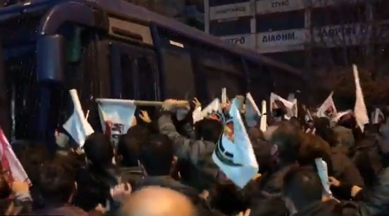 Θεσσαλονίκη: Επεισόδια πριν από την ομιλία Τσίπρα - «Ντου» διαδηλωτών στα ΜΑΤ (Videos) - Media