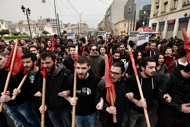 Eκπαιδευτικοί και φοιτητές διαμαρτύρονται στα Προπύλαια: «Όχι στην κατάργηση τμημάτων» (Photos – Video) - Media