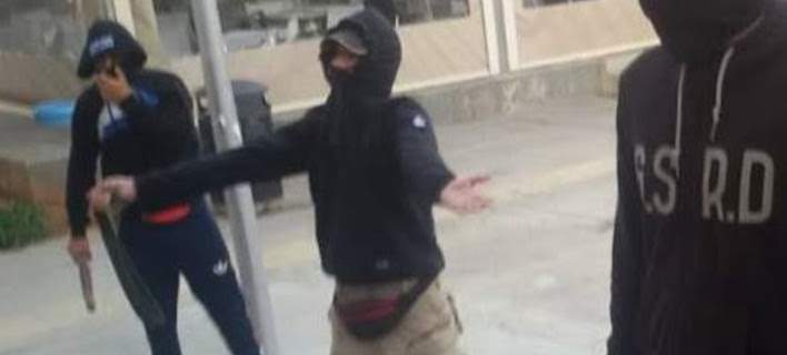 Συναγερμός στην ΕΛ.ΑΣ. - Κουκουλοφόροι έβαλαν φωτιά σε δίκυκλα στην Πάτρα  - Media