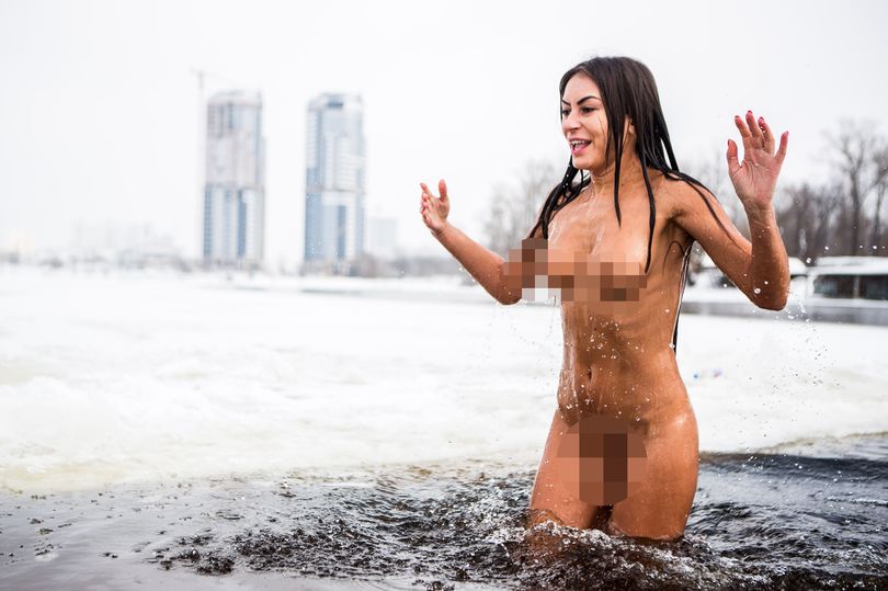 Βουτάει γυμνή σε παγωμένα ποτάμια – Αυτό είναι το μυστικό της νεότητάς της (Photos) - Media
