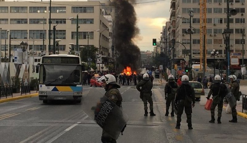 Επεισόδια με οπαδούς του Ολυμπιακού στον Πειραιά - Ήθελαν να μπουν στο ξενοδοχείο που μιλάει ο Τσακαλώτος (Video) - Media
