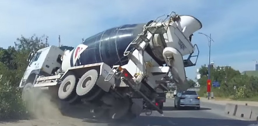 Τραγωδία στον Άγ. Δημήτριο: Άνδρας καταπλακώθηκε από μπετονιέρα  βαρέως τύπου - Media