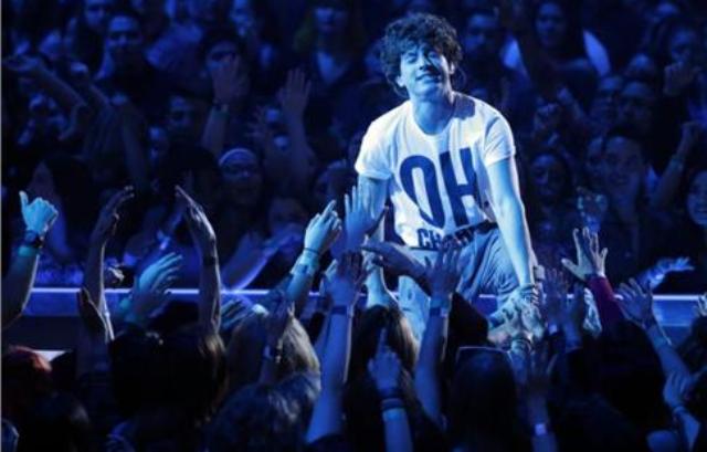 Αφιερωμένο στα θύματα της Φλόριντα το νέο τραγόυδι του Τσάρλι Πουθ (Video) - Media