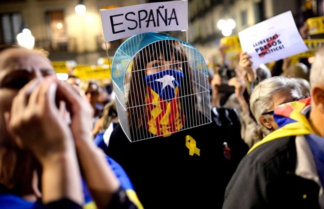 Βαρκελώνη: Στους δρόμους χιλιάδες διαδηλωτές κατά της σύλληψης Πουτζδεμόν – Τη Δευτέρα οδηγείται ενώπιον του δικαστή - Media