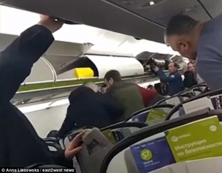 Ο επιβάτης «από την κόλαση» μετέτρεψε μια ήρεμη πτήση σε «πτήση του Διαβόλου» - Επιτέθηκε σεξουαλικά σε αεροσυνοδούς και χτύπησε μωρό (Video) - Media