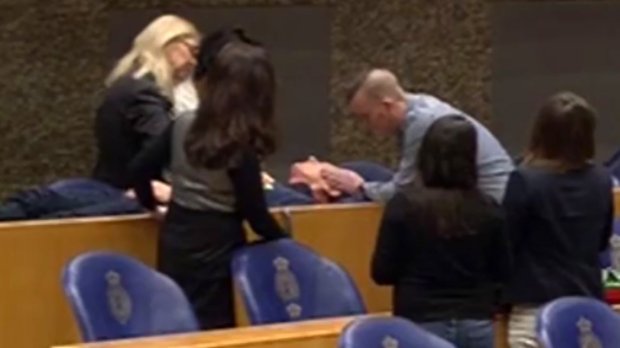 Άνδρας προσπάθησε να κρεμαστεί μέσα στο Ολλανδικό κοινοβούλιο (Photo/Video) - Media
