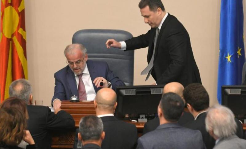 Σκηνές απείρου κάλλους στη Βουλή των Σκοπίων: Πέταξαν νερό στον πρόεδρο (Video) - Media