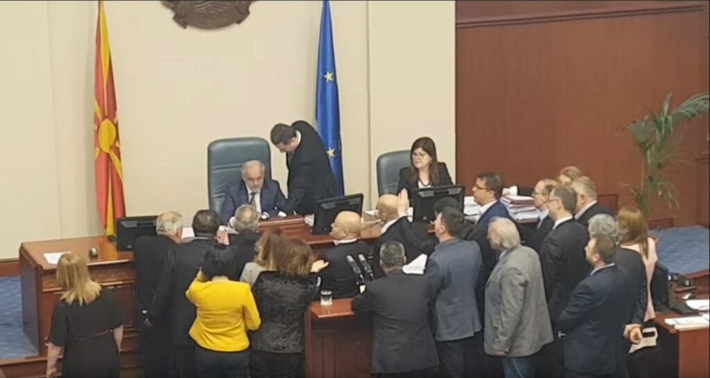 Πολιτική αναστάτωση στα Σκόπια μετά το ξύλο στη Βουλή: Ο πρόεδρος δεν υπογράφει νόμο για την αλβανική γλώσσα (Video) - Media