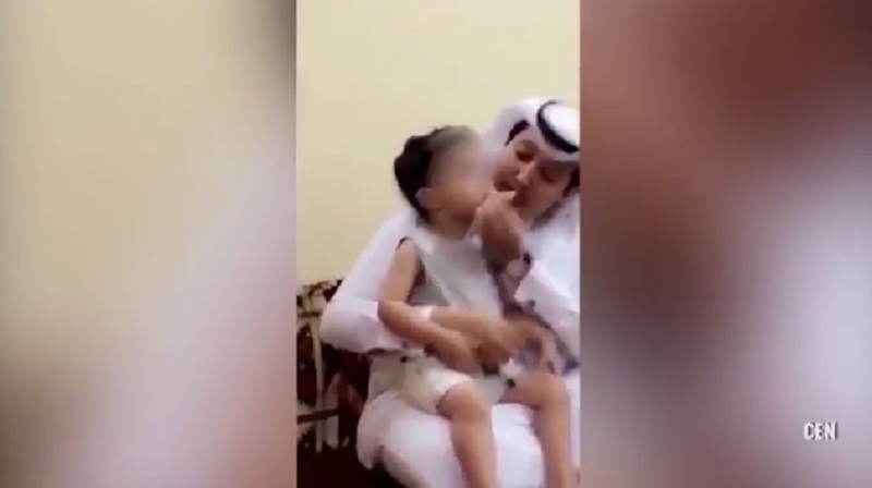 Άθλιος άνδρας, βάζει ένα τρίχρονο παιδάκι να καπνίσει και ξεσπά σε γέλια όταν εκείνο πνίγεται και βήχει (Video) - Media