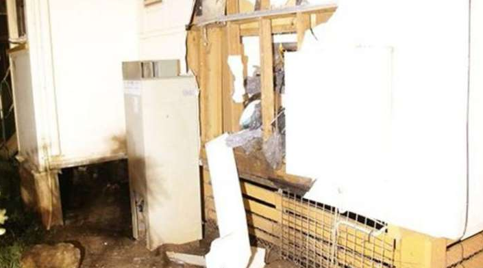 Προσπάθησε να εξολοθρεύσει τις κατσαρίδες και διέλυσε το σπίτι (Photos) - Media