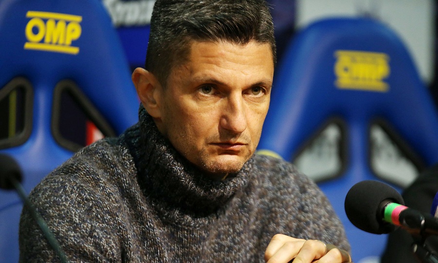 Ένταση και στη συνέντευξη Τύπου του Αστέρας-ΠΑΟΚ - Απομακρύνθηκε δημοσιογράφος με ρολό ταμειακής και πέτρα (Photos) - Media